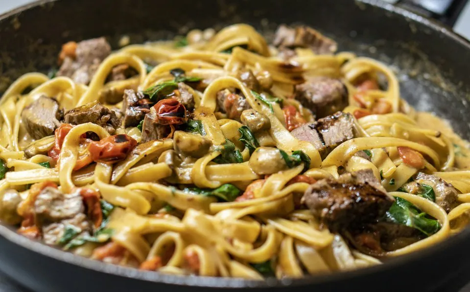 Olive Garden Create Your Own Pasta Station fettuccine with meat, tomatoes, and spinach